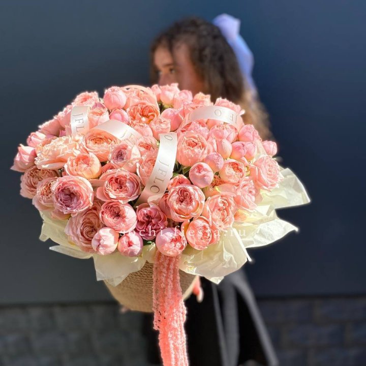 Кустовые розы Джульетта в джутовом кашпо в Ангарске