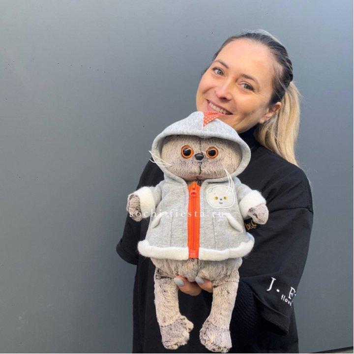 Кот Басик в толстовке в Ангарске