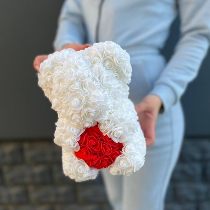 Медведь с красным седцем в Ангарске