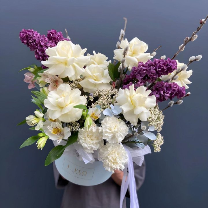 Цветочный бокс Французских роз и Сирени в Ангарске