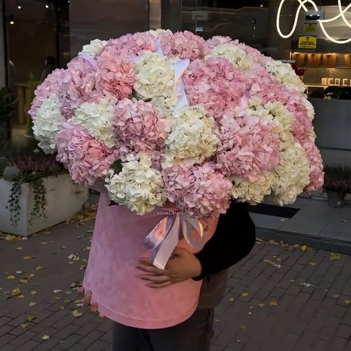 Дизайнерский цилиндр с гортензиями  в Ангарске