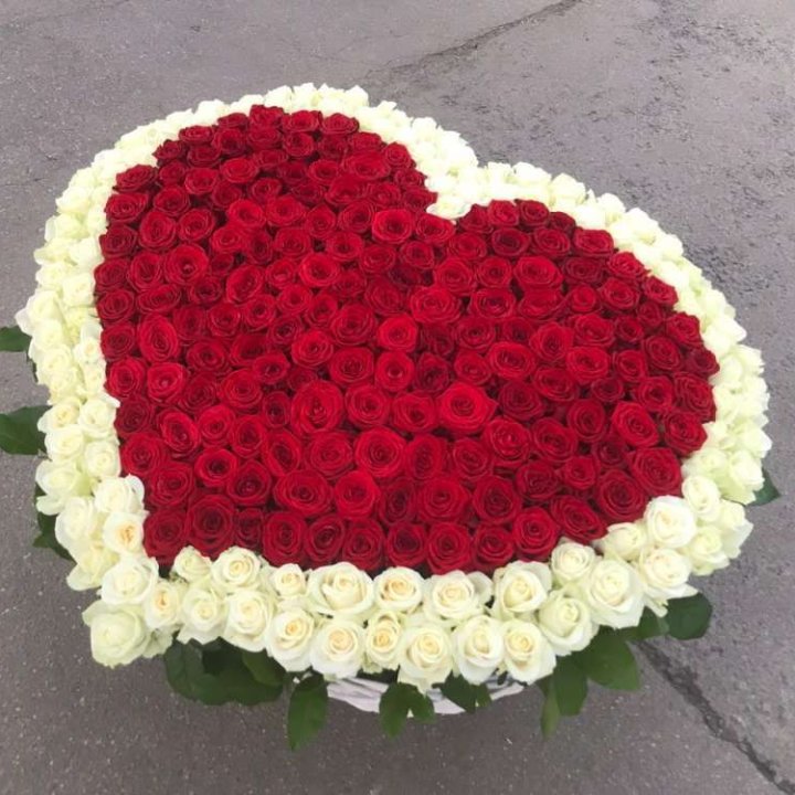 333 розы в корзине в Ангарске