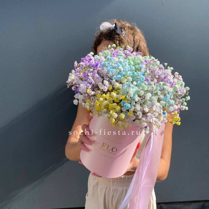 Радужные гипсофилы в шляпной коробке в Ангарске