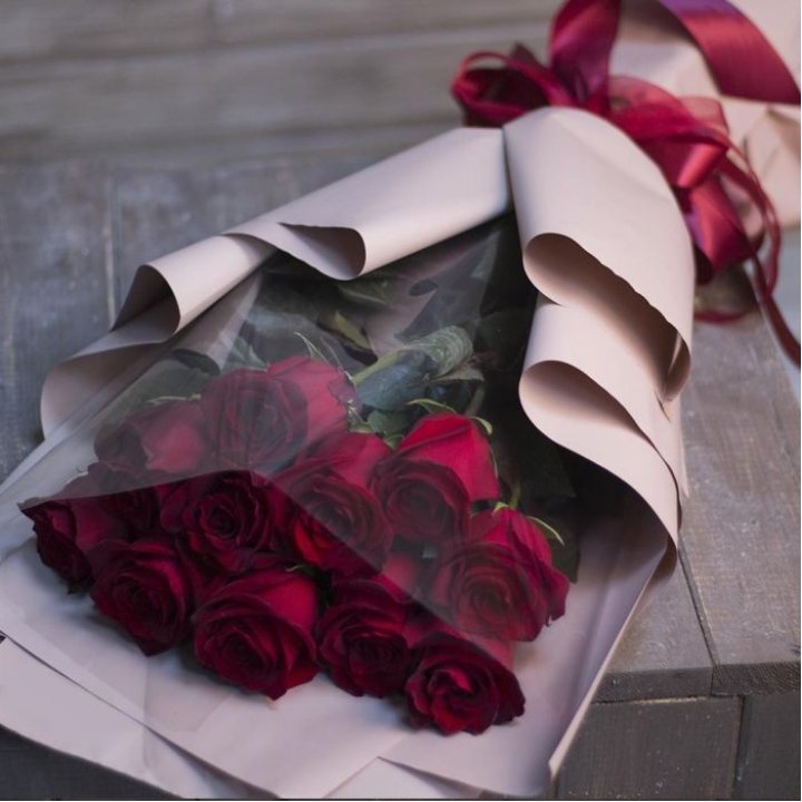 11 голландских роз в оформлении в Ангарске