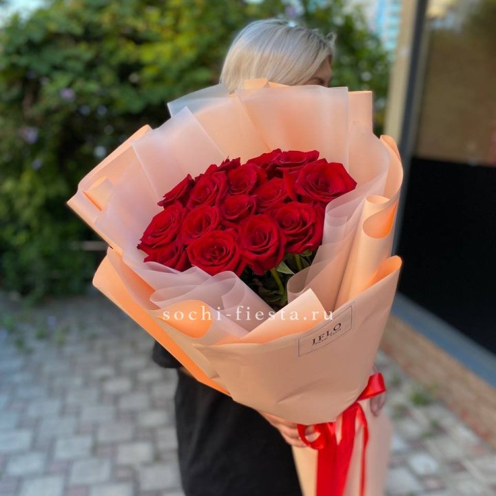 15 голландских роз в оформлении в Ангарске