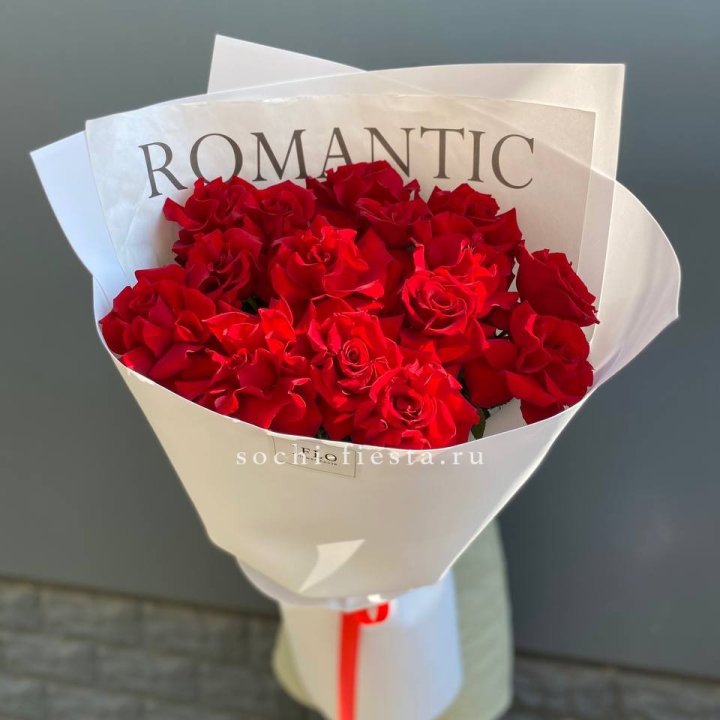 19 высоких роз в оформлении в Ангарске