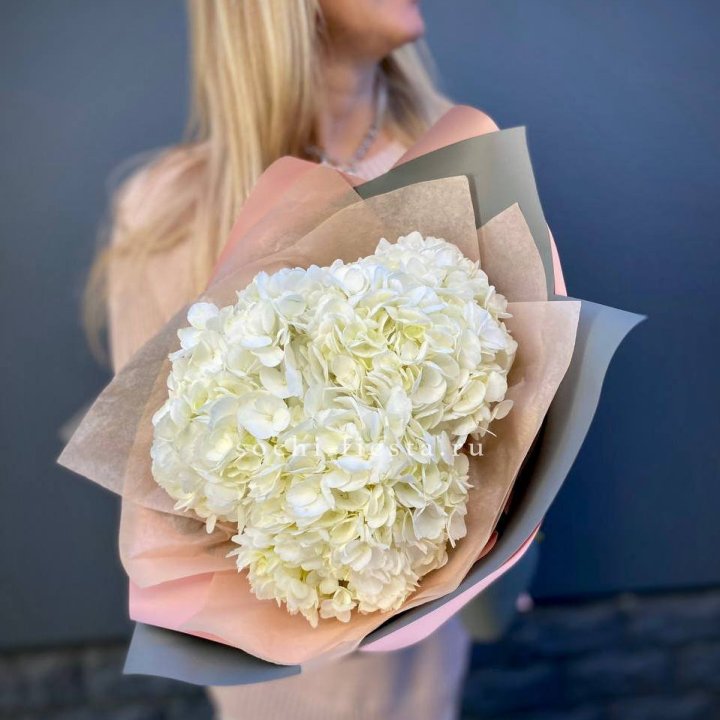 Букет из трёх белых гортензий в Ангарске