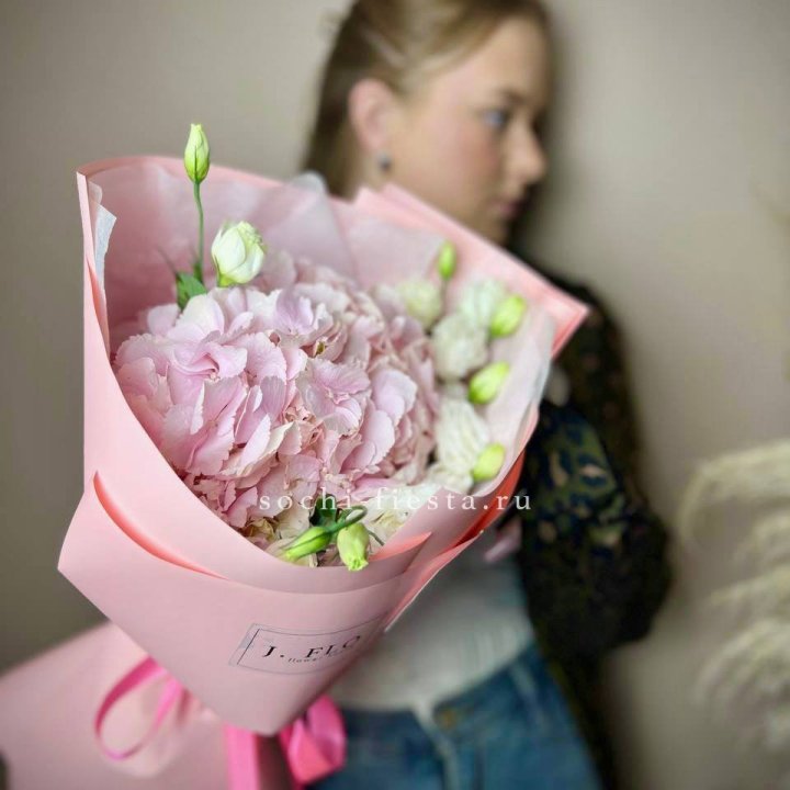 Букет с гортензией №2 в Ангарске