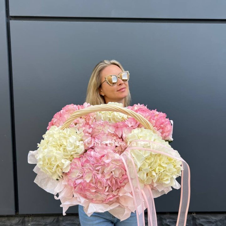 7 гортензий в корзине в Ангарске