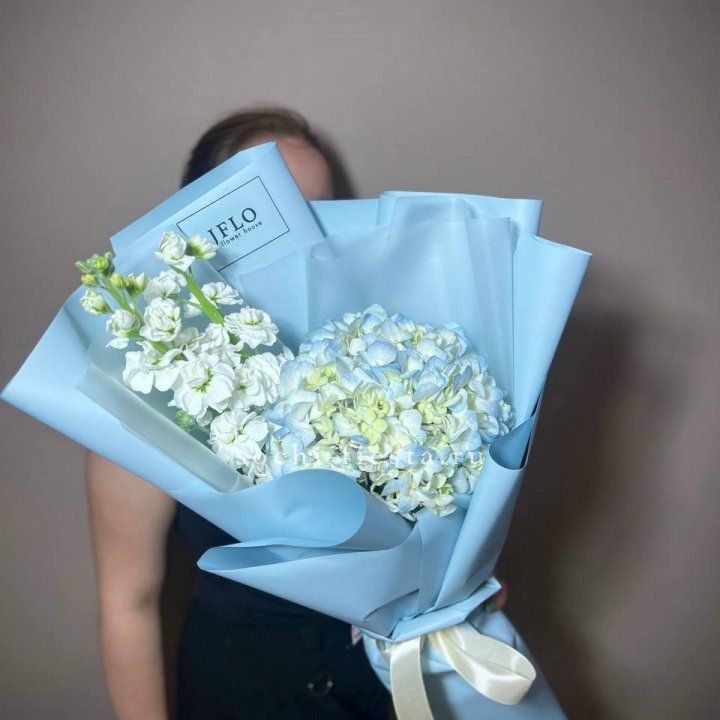 Гортензия голубая с маттиолой в Ангарске