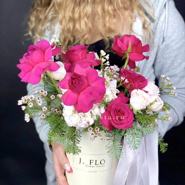 Новогодняя композиция в коробке пинк розе в Ангарске