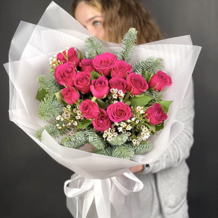 Новогодний букет Елки и Розы в Ангарске