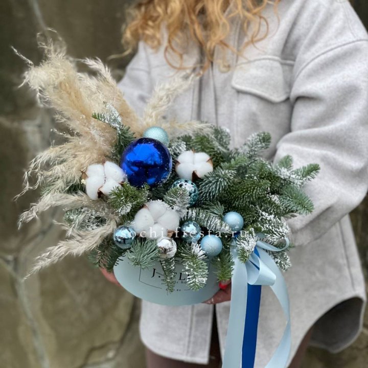 Новогодняя композиция в коробке блю в Ангарске