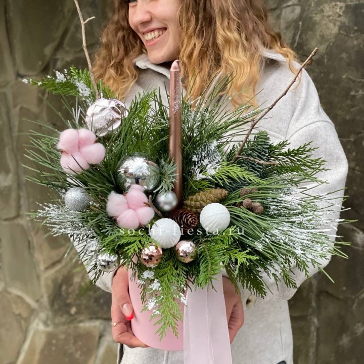 Новогодняя композиция в коробке пинк в Ангарске