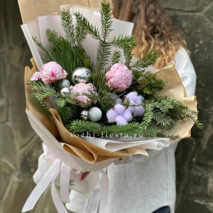 Новогодний букет с пионами  в Ангарске