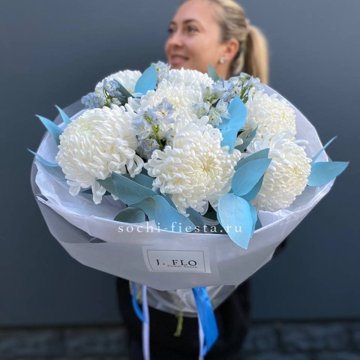 Букет хризантем Бигуди и дельфиниума  в Ангарске