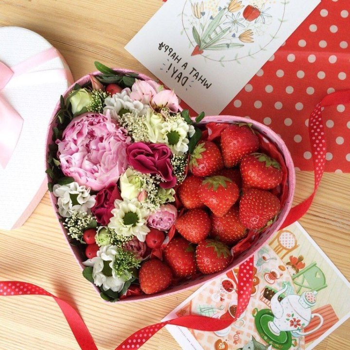 Бокс с клубникой и цветами в Ангарске