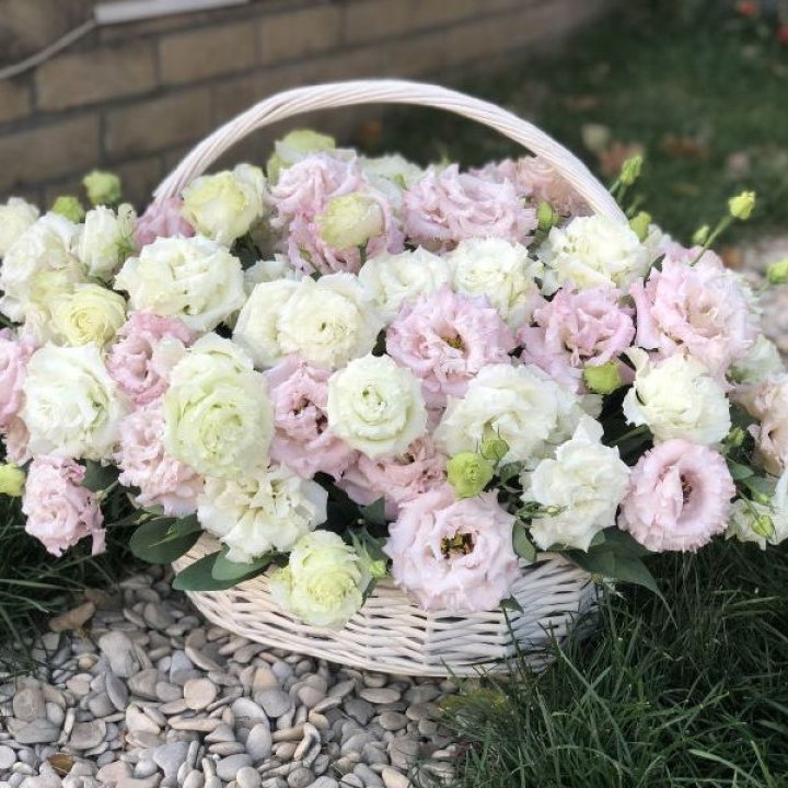 Корзина с эустомой в Ангарске