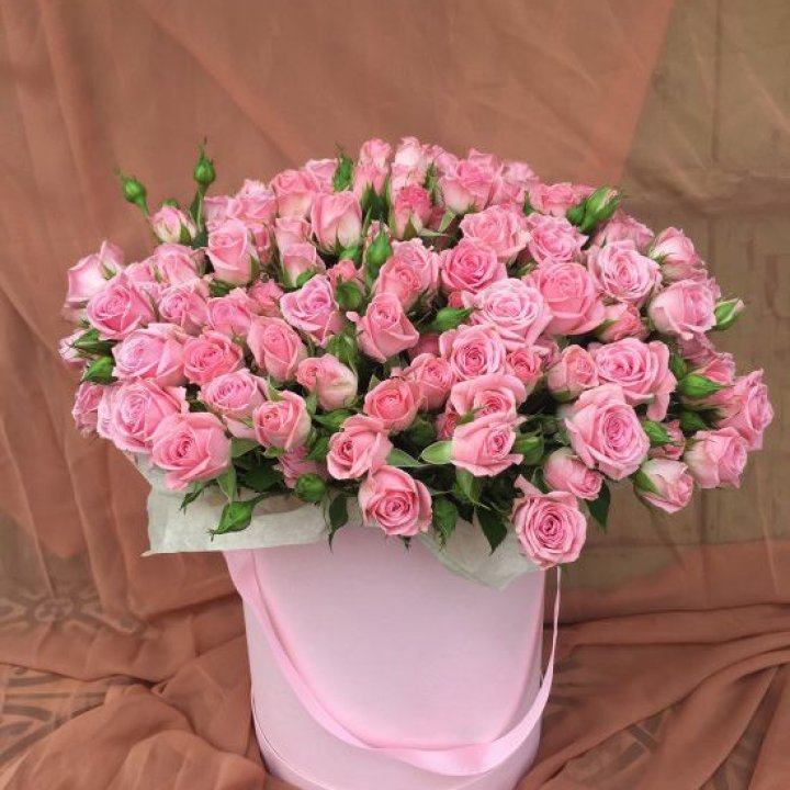 Кустовые розы в коробке в Ангарске