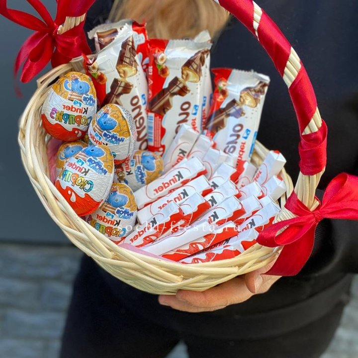 Корзина с киндерами  в Ангарске