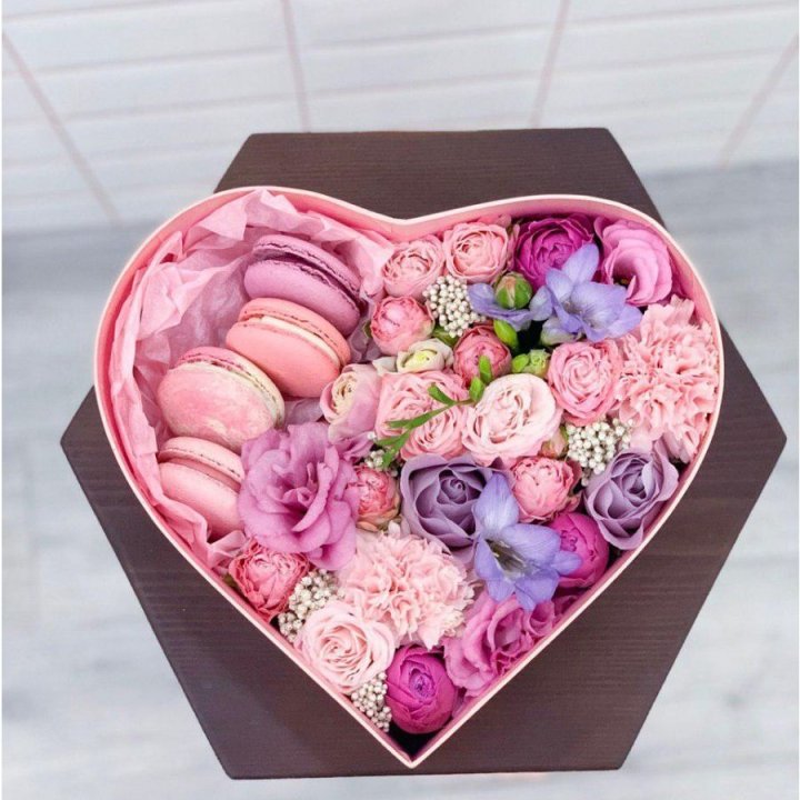 Бокс-сердце с макаронс  в Ангарске