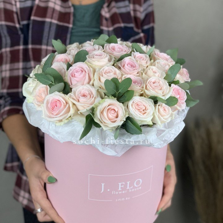 35 розовых роз в цилиндре в Ангарске