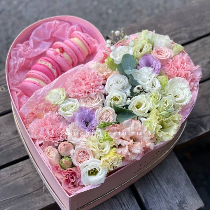 Бокс-сердце с макарон "Пинк" в Ангарске