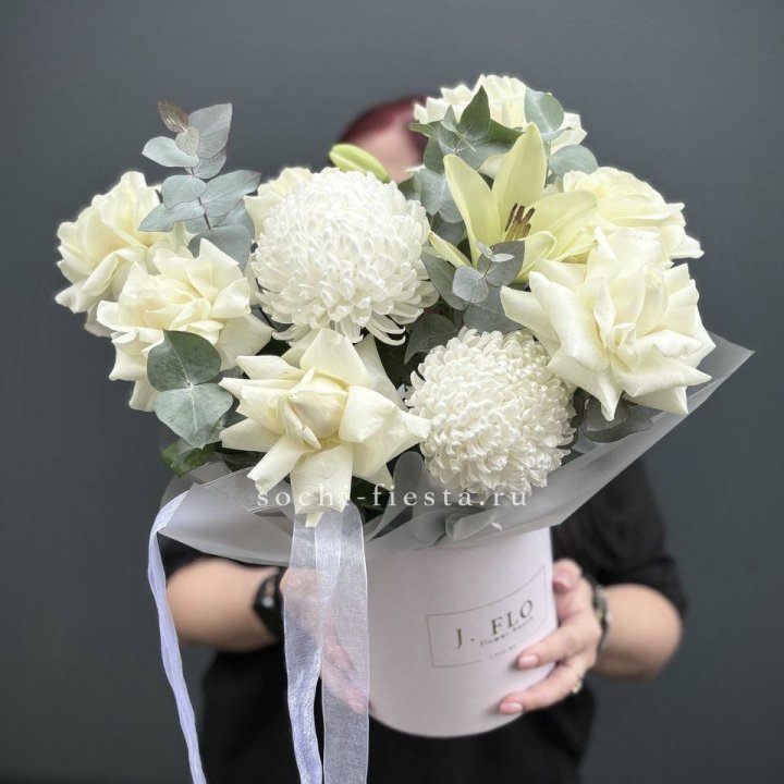 Цветы в шляпной коробке  в Ангарске