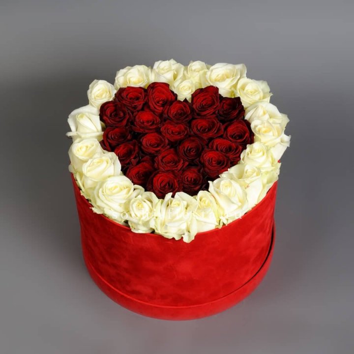 39 красных и белых роз в цилиндре в Ангарске