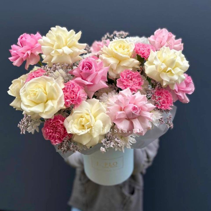 Коробка французских роз и диантусов "Бони" в Ангарске