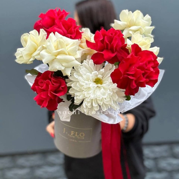 Французские розы с хризантемой в боксе в Ангарске