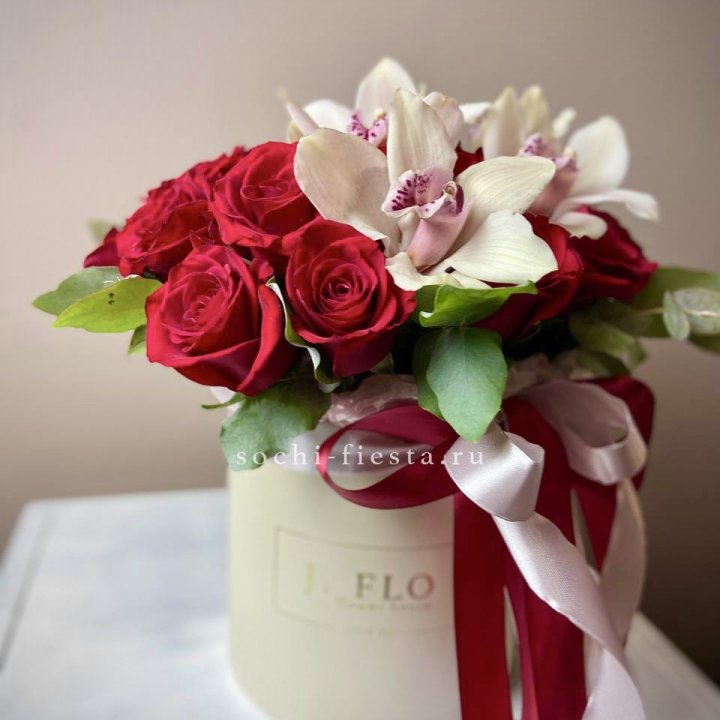 Розы и орхидеи в боксе в Ангарске