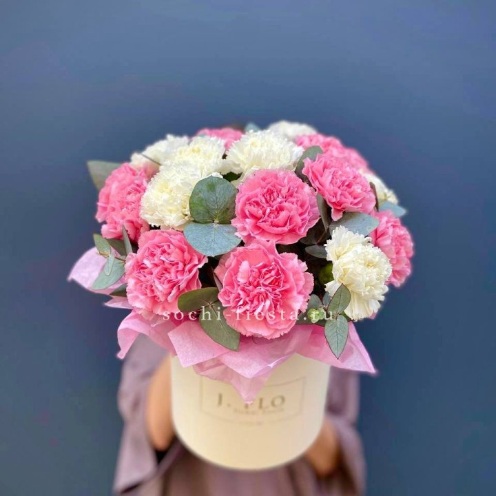 Диантусы в цилиндре в Ангарске