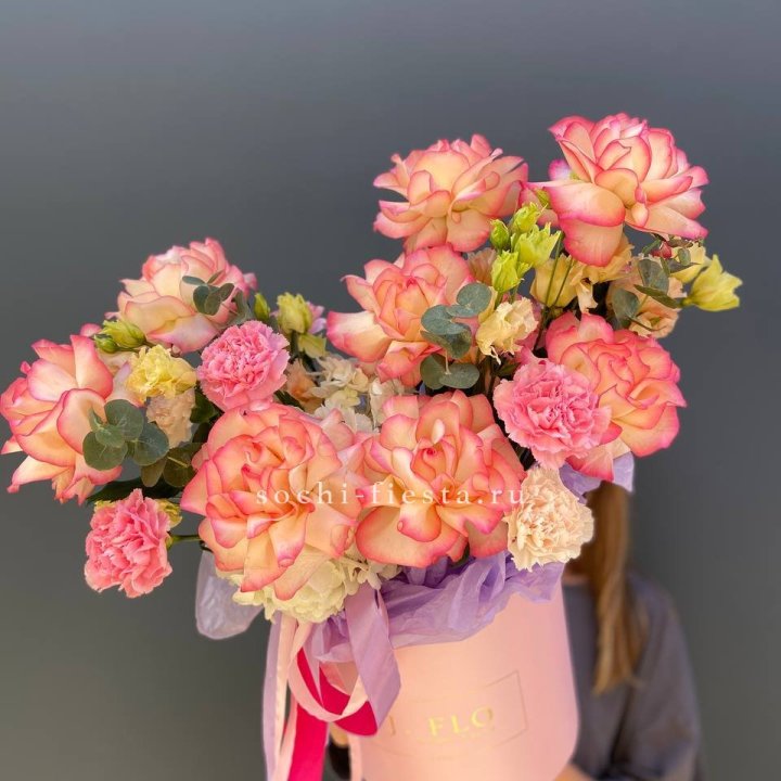 Бокс нежный с розами в Ангарске