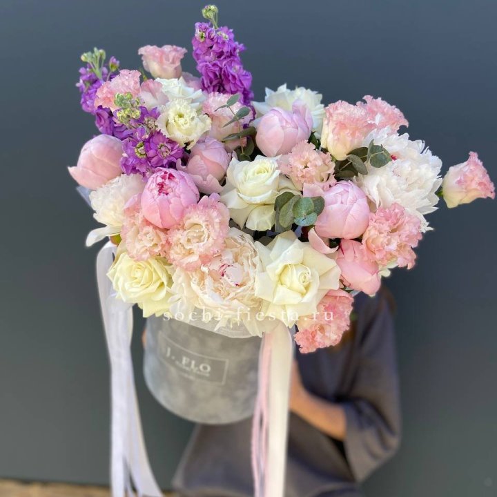 Дизайнерский цилиндр с пионами "Ривьера" в Ангарске