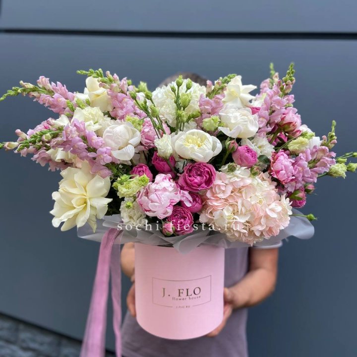 Дизайнерский цилиндр с пионами "Саманта" в Ангарске