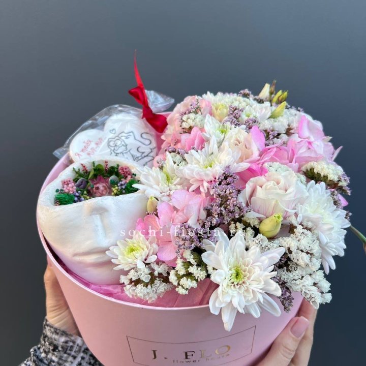 Цветы и свеча в коробке в Ангарске