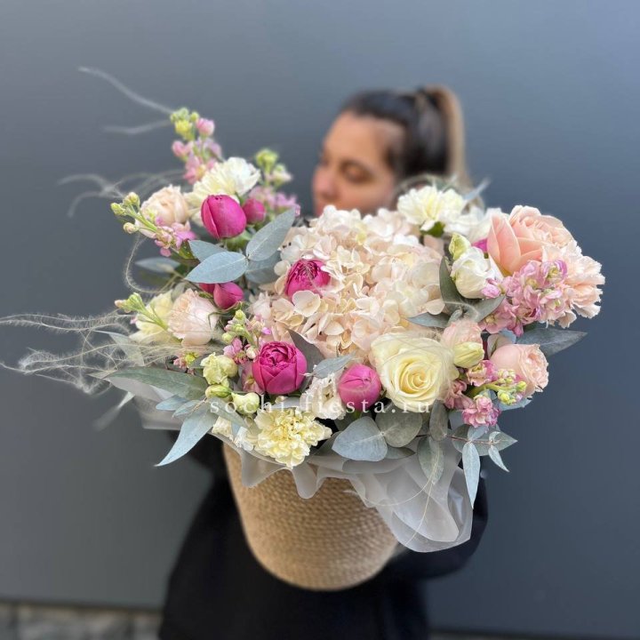 Цветочная композиция в джутовом боксе  в Ангарске