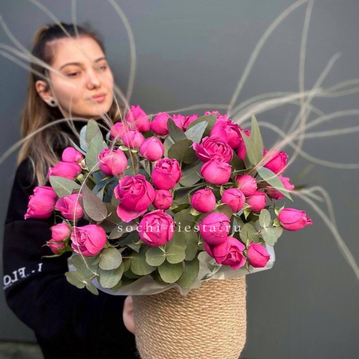 Пионовидные розы Мисти Бабблс в джутовом кашпо в Ангарске