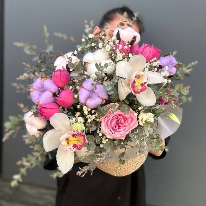 Орхидея и розы в джутовом кашпо в Ангарске