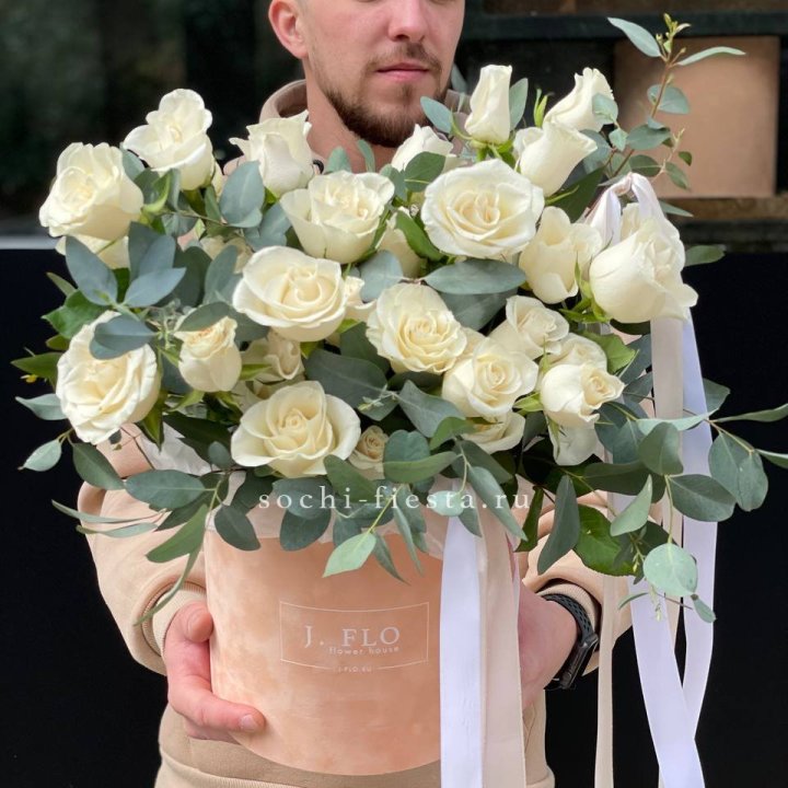 41 белая роз в бархатном боксе в Ангарске