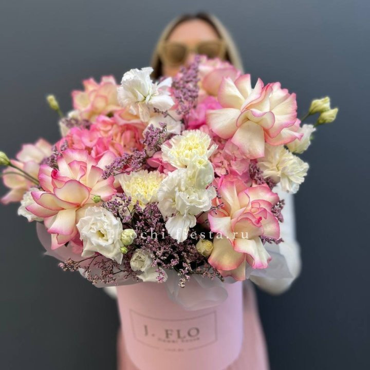 Цветочная композиция "Глория" в боксе в Ангарске