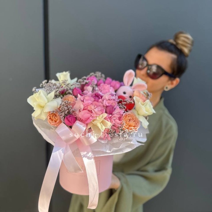 Дизайнерский цилиндр с игрушкой "Лола" в Ангарске