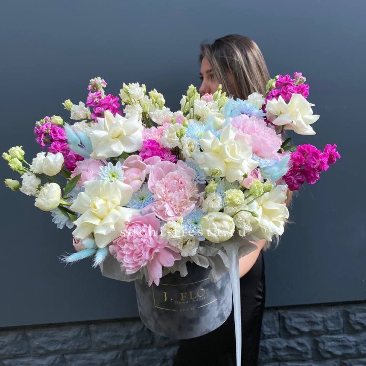 Дизайнерский цилиндр "Пионы гарден" в Ангарске