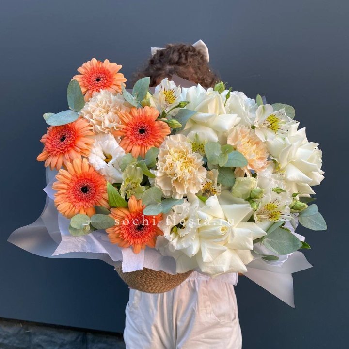 Розы и герберы в джутовом кашпо "Георгино" в Ангарске