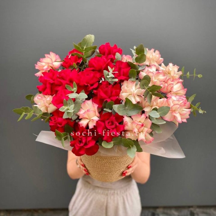 25 Французских роз в джутовом кашпо  в Ангарске