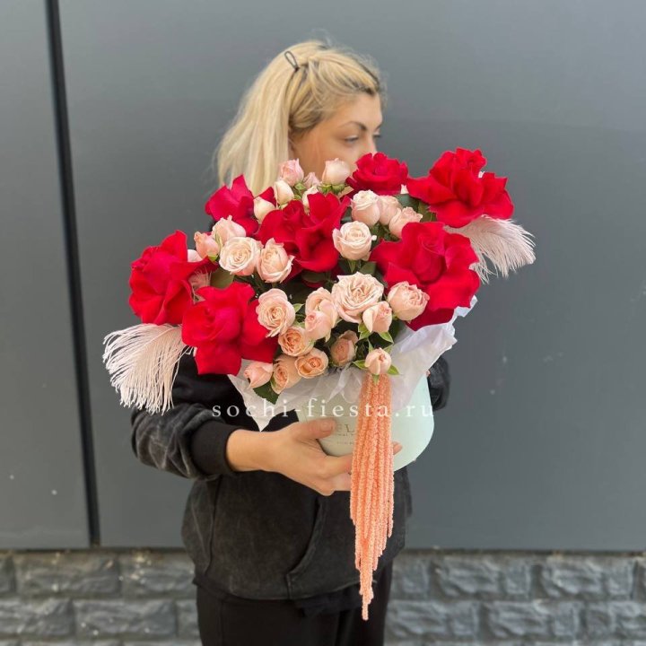 Бокс с нежными розами  в Ангарске