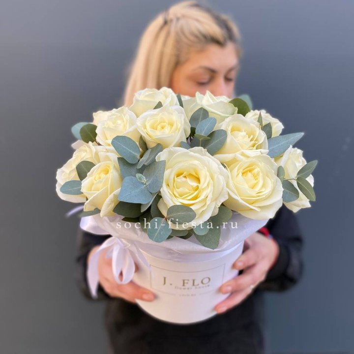 15 белых роз в боксе в Ангарске