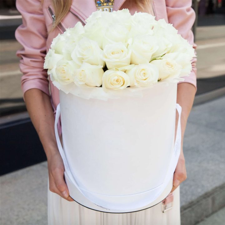 35 белых роз в цилиндре в Ангарске