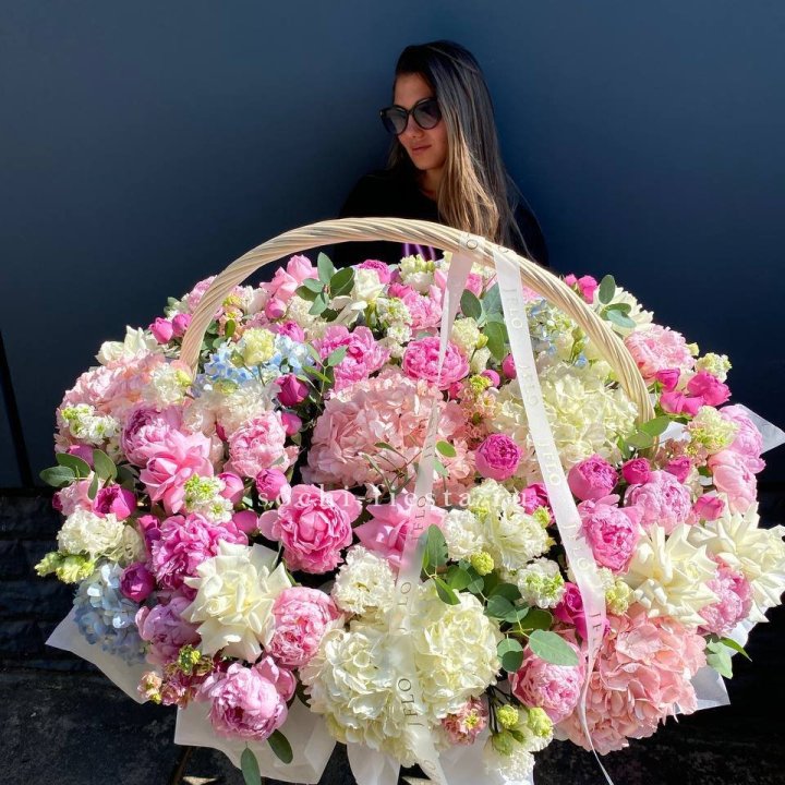 Цветочная корзина из пионов и пионовидных роз "Перфекте" в Ангарске